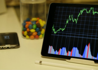 white-android-tablet-turned-on-displaying-a-graph-186464_meitu_26.jpg